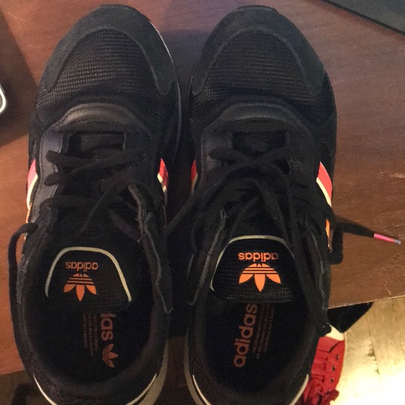 Adidas brand with the 3 stripes - Picture 7 of 8